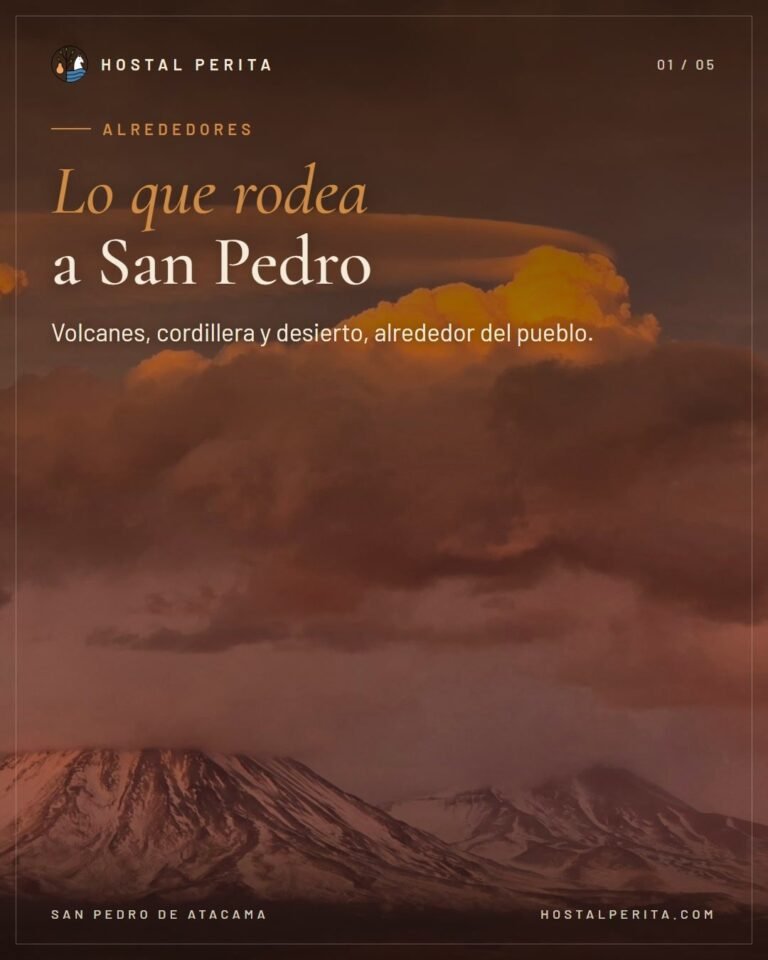 Lo que rodea a San Pedro de Atacama: cordillera, volcanes nevados y desierto al atardecer.