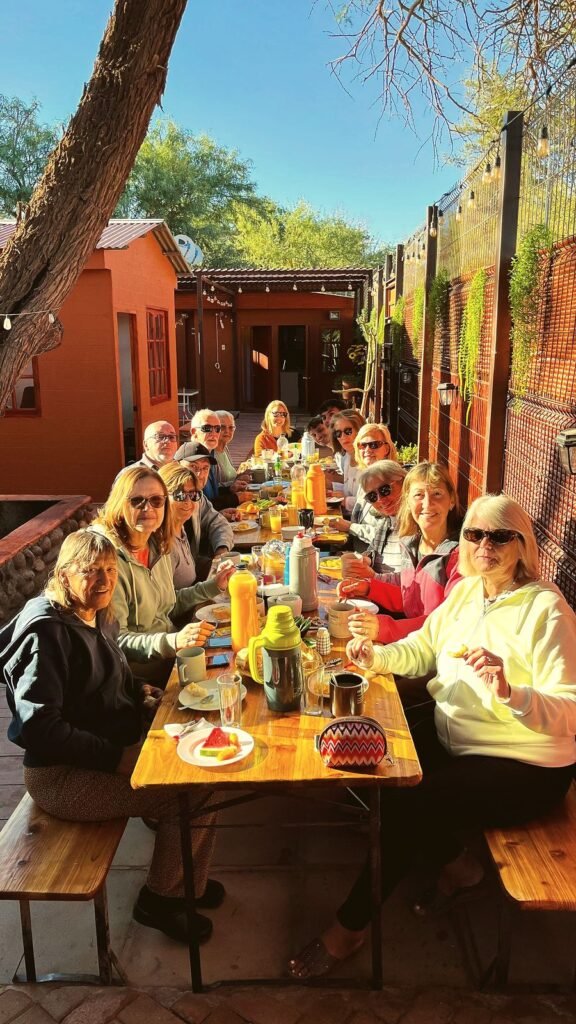Huéspedes desayunando juntos en el patio