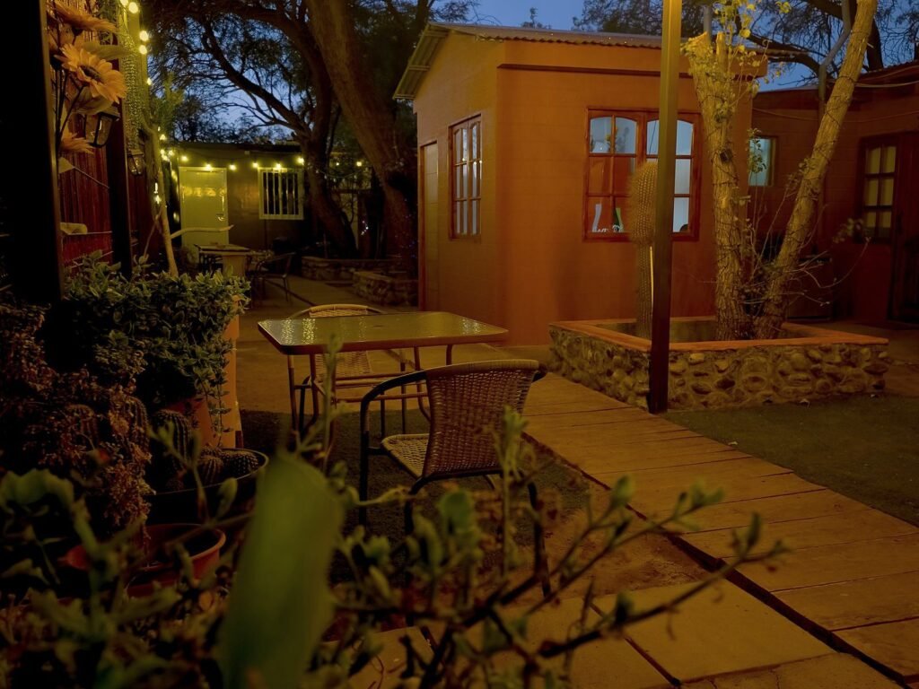 Habitaciones y patio iluminados al anochecer
