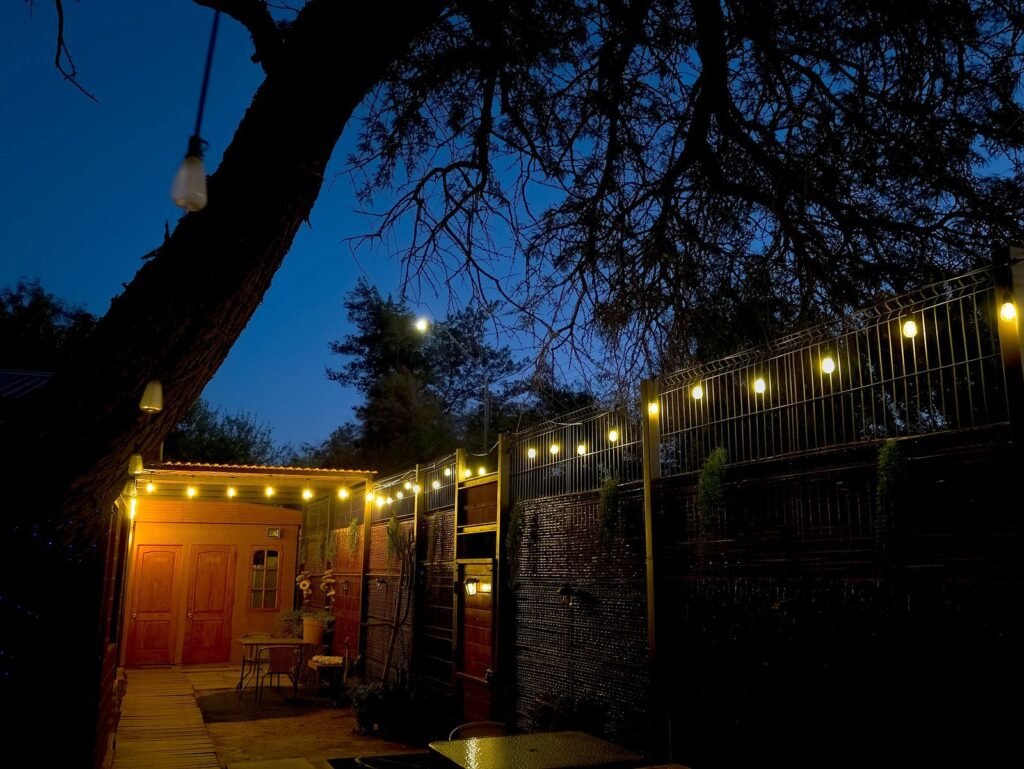 Patio bajo el cielo nocturno con luces colgantes