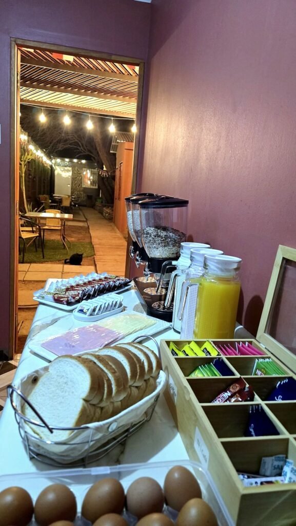 Desayuno autoservicio con vista al patio iluminado